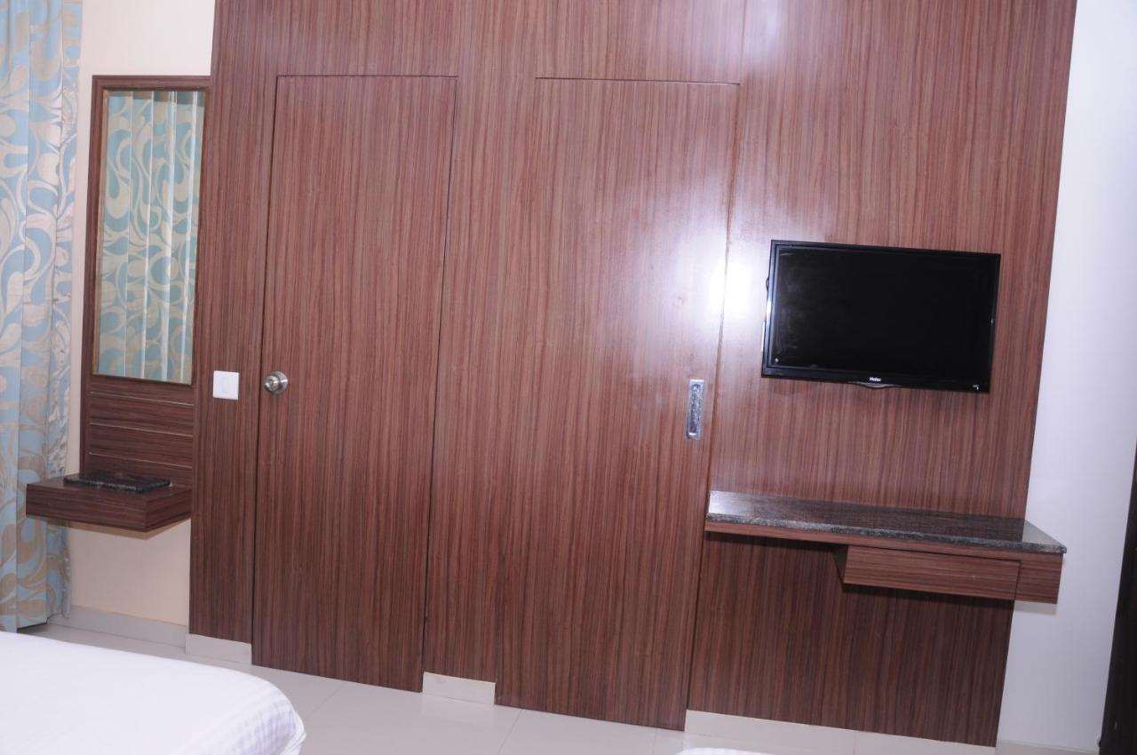 Hotel City Heart Ширди Стая снимка