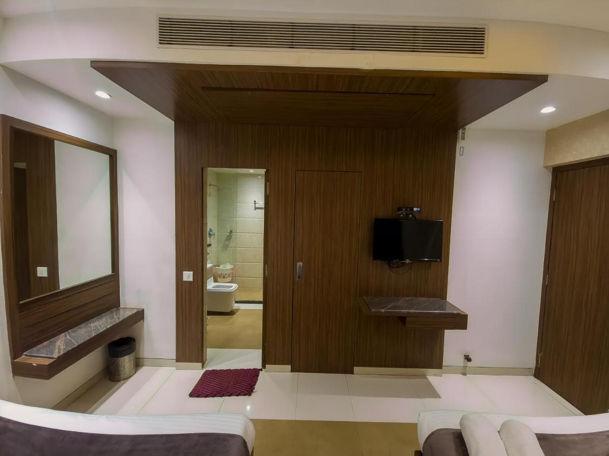 Hotel City Heart Ширди Екстериор снимка